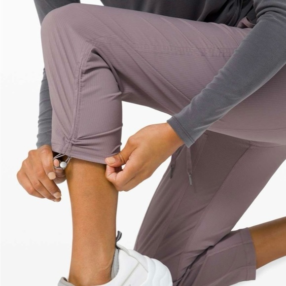 Lululemon sz 8 Dance Studio Crop *25" Lunar Rock, excellent condition like new - Picture 11 of 13